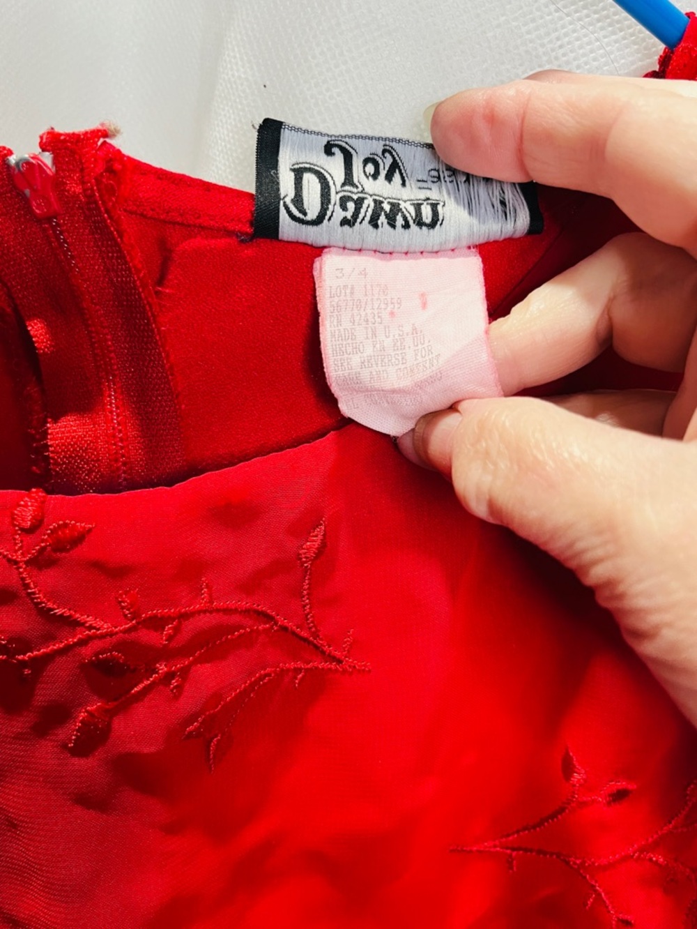 Elegant Red Short-Sleeve Midi Dress with Subtle Embroidery - Picture 7 of 8